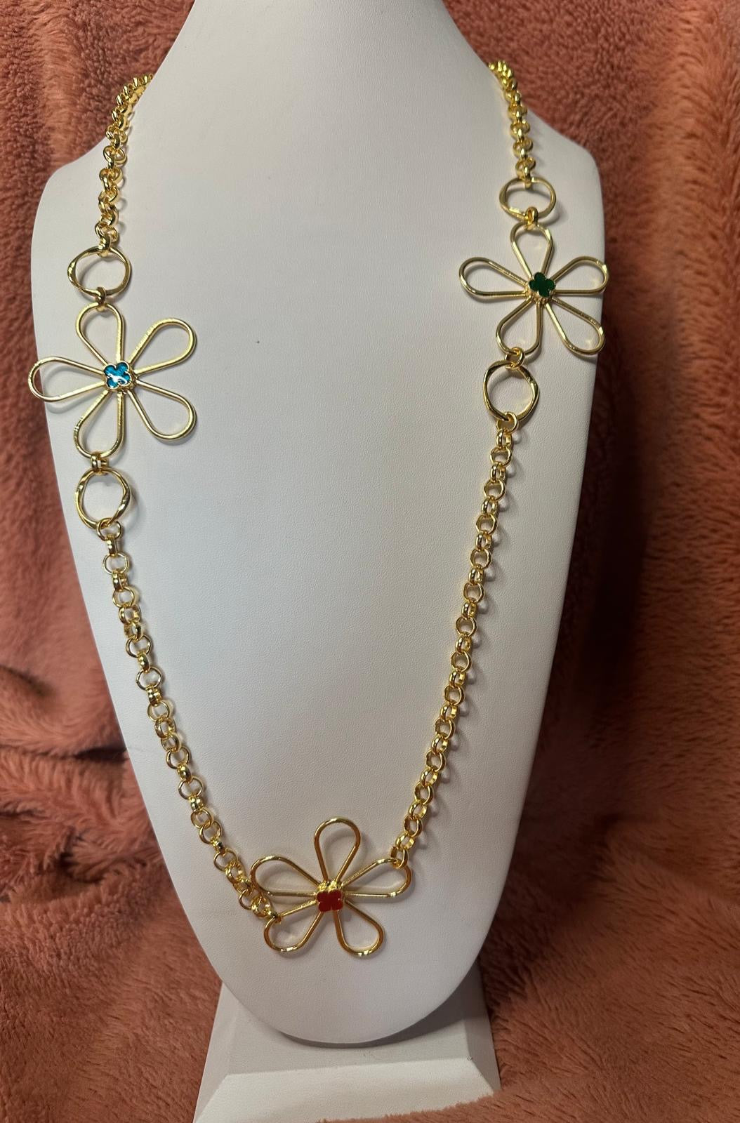 Three flowers gold necklace